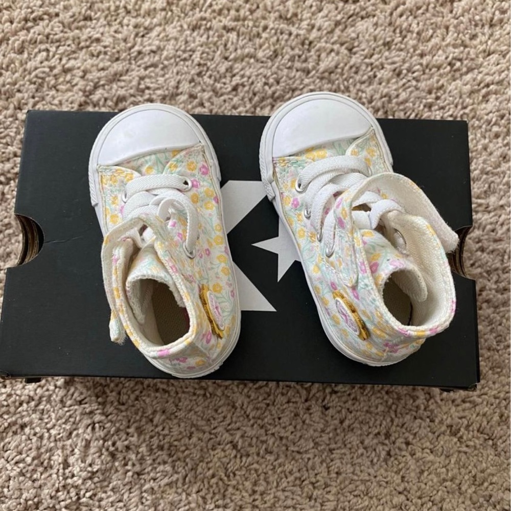 Flower pink and white Converse high tops